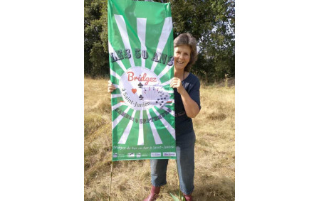 Clare a préparé les drapeaux pour mettre à chaque lieu du circuit